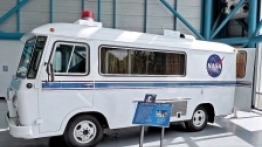 A tak prezentował się Astrovan, który był używany przy programie Apollo. Z wyglądu przypomina trochę większą karetkę pogotowia, prawda? Obecnie pojazd znajduje się w muzeum w Centrum Kosmicznym im. Johna F. Kennedy’ego na Florydzie - zdjęcie 12